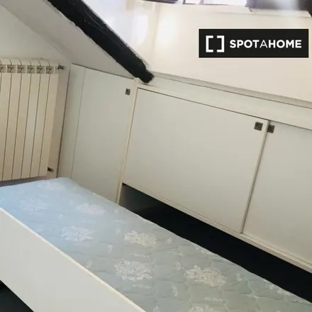 Rent this 3 bed room on Via Claudio Luigi Berthollet in 3 scala B, 10125 Turin Torino