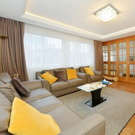 Rent this 3 bed apartment on Durrels House in Warwick Gardens, London