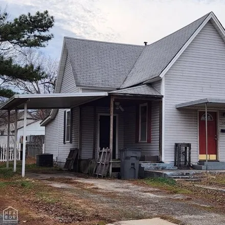Buy this studio house on 646 South 6th Street in Paragould, AR 72450