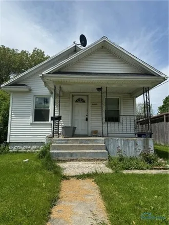 Buy this 2 bed house on 1662 Botkins Drive in Toledo, OH 43605