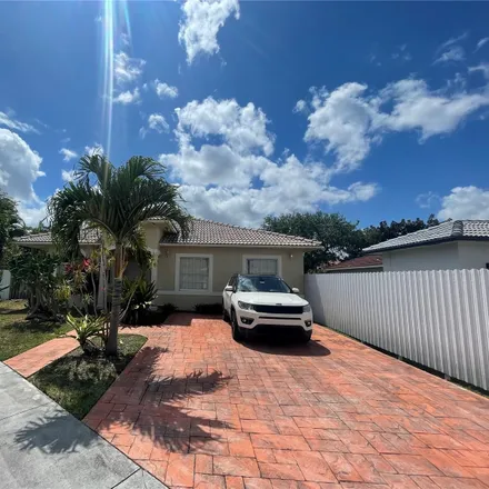 Image 2 - 16473 Northwest 76th Place, Hialeah, FL 33015, USA - House for sale