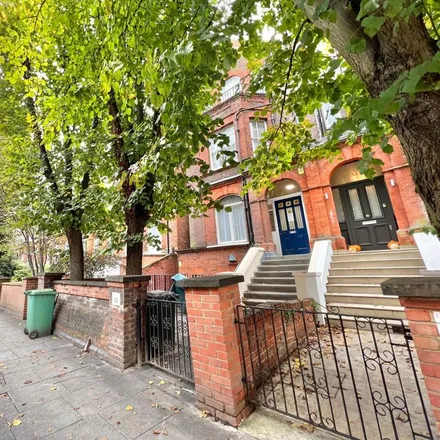 Rent this studio apartment on 51 Canfield Gardens in London, NW6 3EA