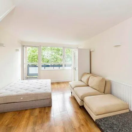 Rent this 3 bed room on Lovat Close in London, E14 7GR