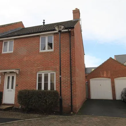 Rent this 3 bed duplex on Greenwood Grove in Swindon, SN25 1BT