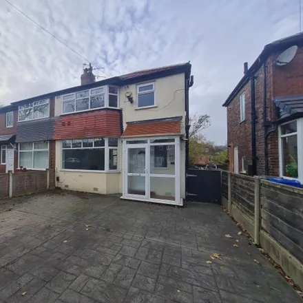 Rent this 3 bed duplex on Prestfield Road in Whitefield, M45 6BD