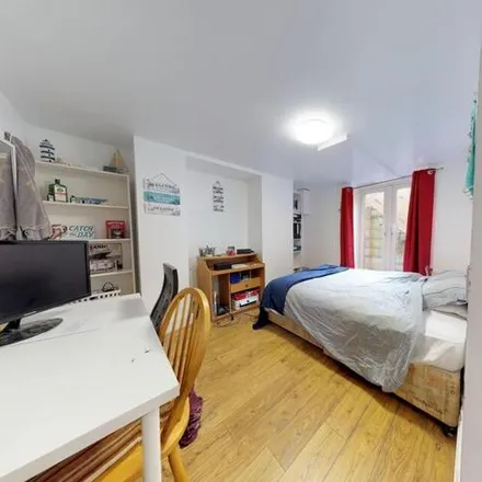 Rent this 6 bed room on Newport Gardens in Leeds, LS6 3DA