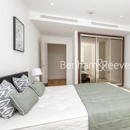 Image 9 - Wandsworth Road, London, SW8 2FW, United Kingdom - Apartment for rent