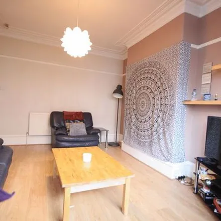 Image 2 - Beechwood View, Leeds, LS4 2LP, United Kingdom - Townhouse for rent