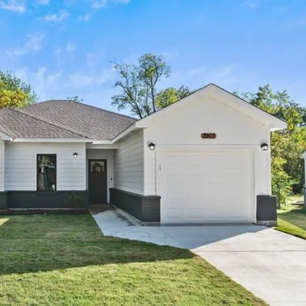 Buy this 3 bed house on 3909 Simonds Street in Greenville, TX 75401