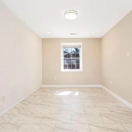 Image 4 - 714 Quince Orchard Boulevard, Brown, Gaithersburg, MD 20899, USA - Condo for sale