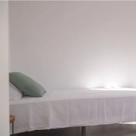Rent this 3 bed room on Calle de La del Manojo de Rosas in 6, 28041 Madrid