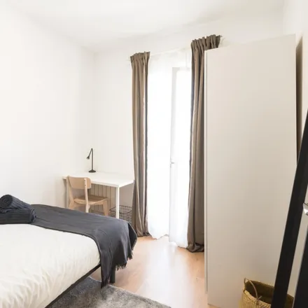 Rent this 7 bed room on Teatro Nuevo Apolo in Plaza de Tirso de Molina, 1