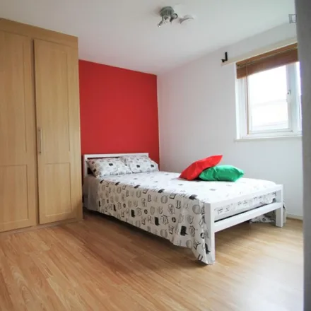 Rent this 4 bed townhouse on 17-28 Redcastle Close in London, E1 0ED