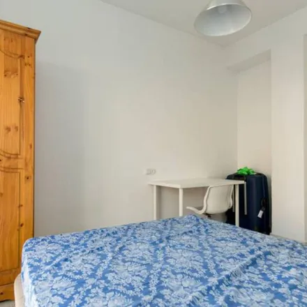 Rent this 4 bed apartment on DPlatos Centro in Calle Acera del Darro, 18005 Granada