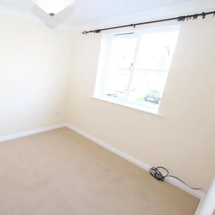 Image 5 - Alexandra Gardens, Knaphill, GU21 2DL, United Kingdom - Apartment for rent