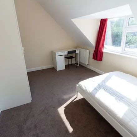 Image 2 - Stuart Crescent, Winchester, SO22 4AS, United Kingdom - Townhouse for rent