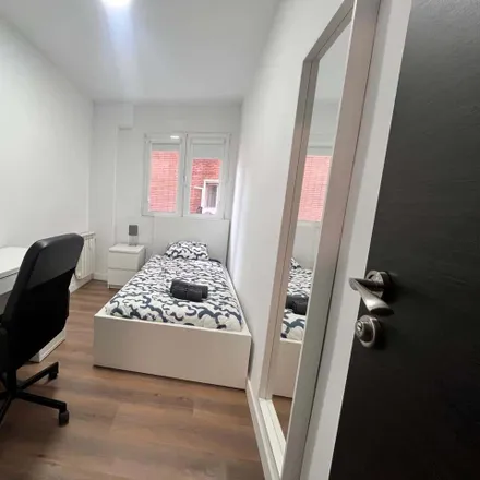 Rent this 5 bed room on Calle del Gasómetro in 1, 28005 Madrid