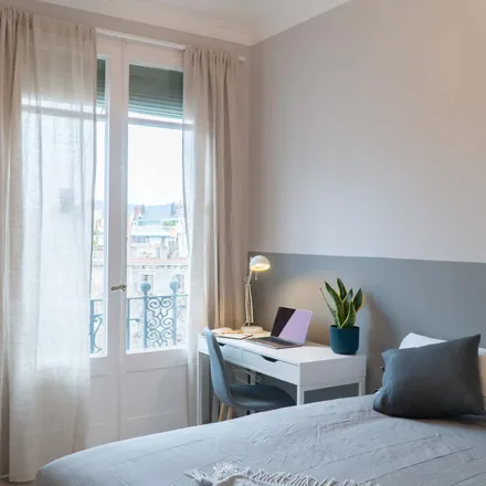 Rent this 5 bed room on Plaça del Pes de la Palla in 3, 08001 Barcelona