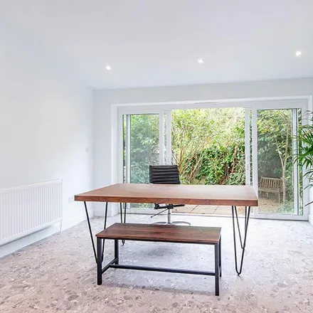 Rent this 4 bed townhouse on Platform 1 in St. Crispin's Close, London
