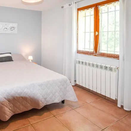 Rent this 3 bed house on Beaumes-de-Venise in Place du Marché, 84190 Beaumes-de-Venise