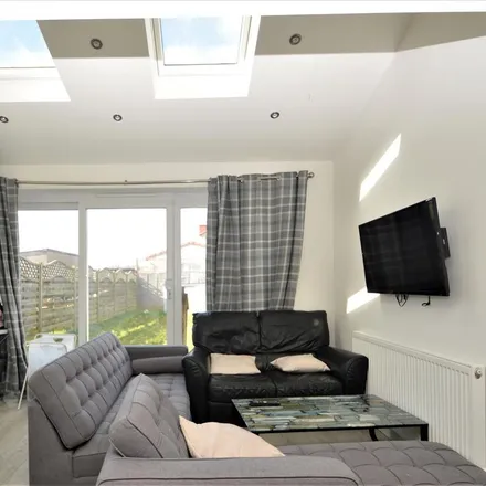 Image 3 - 102b Lower House Crescent, Bristol, BS34 7DL, United Kingdom - Apartment for rent
