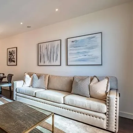 Rent this 3 bed apartment on unnamed road in London, SW11 6SN