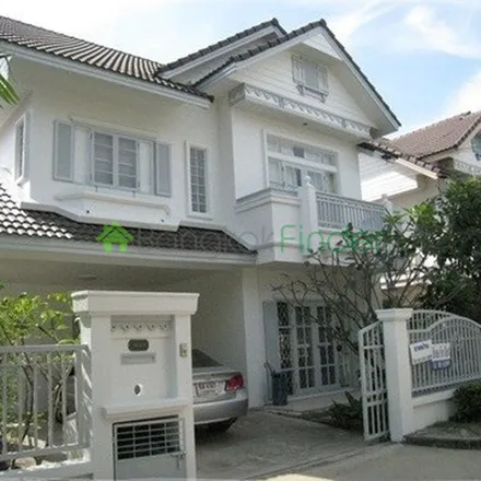 Rent this 3 bed apartment on Ramkhamhaeng University (Hua Mak) in Ramkhamhaeng Road, Bang Kapi District