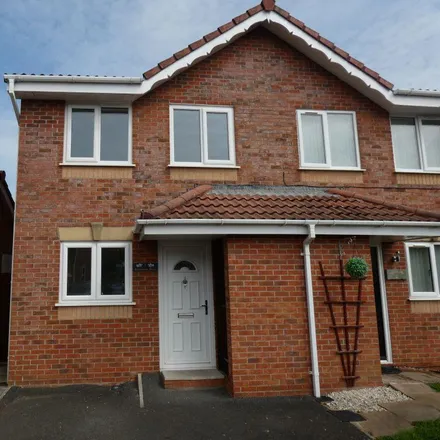 Rent this 2 bed duplex on Hurstwood Drive in Blackpool, FY2 0WU