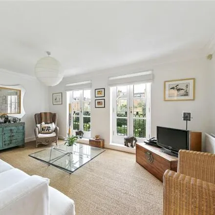 Image 3 - 7 Lancaster Mews, London, TW10 6RG, United Kingdom - House for sale