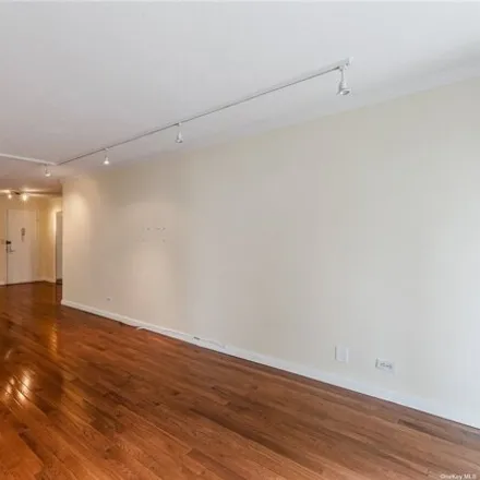 Image 7 - 216-10 17th Avenue, New York, NY 11360, USA - Apartment for sale