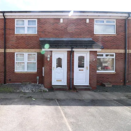 Rent this 3 bed townhouse on 19 Swallowfield Drive in Hull, HU4 6UG