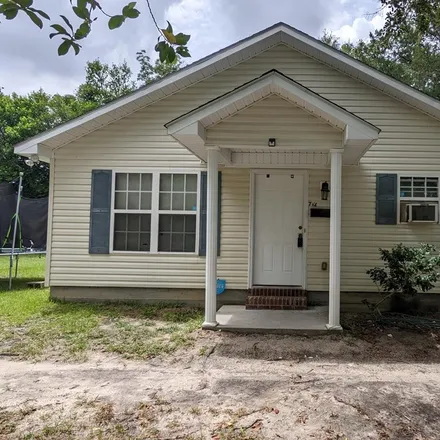 Buy this 2 bed house on 710 North Thomas Street in Fitzgerald, GA 31750
