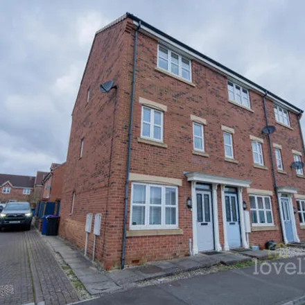 Buy this 3 bed townhouse on Pilgrims Way in Gainsborough CP, DN21 1ZB