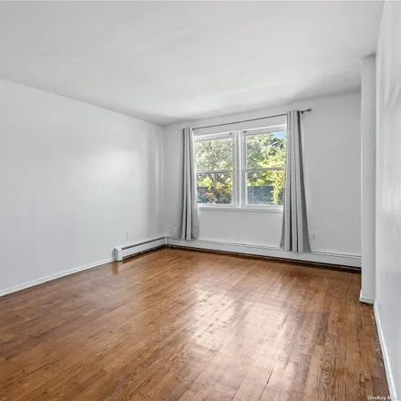 Image 6 - 170-05 Lithonia Avenue, New York, NY 11365, USA - Townhouse for sale