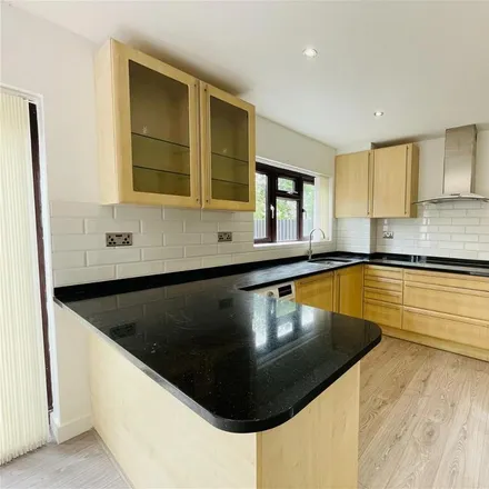 Rent this 5 bed townhouse on 158 Trevelyan Road in London, SW17 9SE