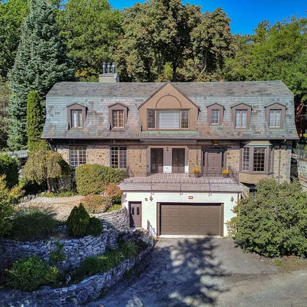 Rent this 6 bed townhouse on Belvédère de Westmount in Summit Circle, Westmount