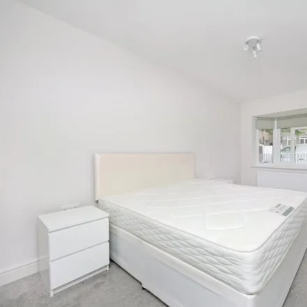 Image 3 - Carlisle Avenue, London, W3 7NL, United Kingdom - House for rent