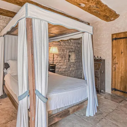 Rent this 7 bed house on Bonnieux in Chemin des Croix, 84480 Bonnieux