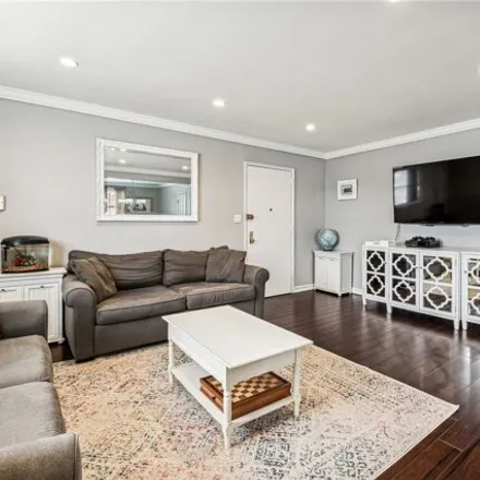 Image 3 - 251-10 58th Avenue, New York, NY 11362, USA - Apartment for sale