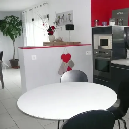 Rent this 4 bed house on 35430 Châteauneuf-d'Ille-et-Vilaine