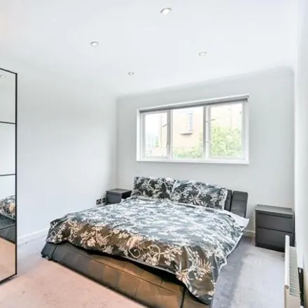 Image 3 - Herons Rest, The Hollows, London, TW8 0DZ, United Kingdom - Apartment for sale