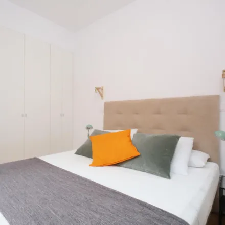 Rent this 2 bed apartment on Madrid in Calle de Ofelia Nieto, 3