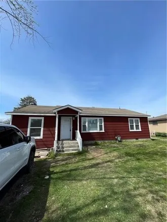 Rent this 3 bed house on 305 South Little Street in Gentry, Benton County