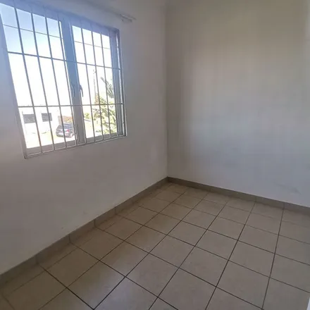Image 2 - Tweedfern Place, Redfern, Phoenix, 4310, South Africa - Apartment for rent