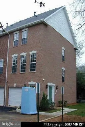 Rent this 3 bed loft on Lee Hwy at N Thomas St in Cherry Hill Road, Arlington