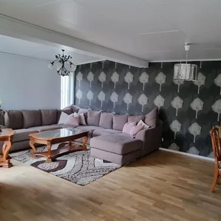 Rent this 5 bed townhouse on Stadsträdgårdsgatan in 151 45 Södertälje, Sweden