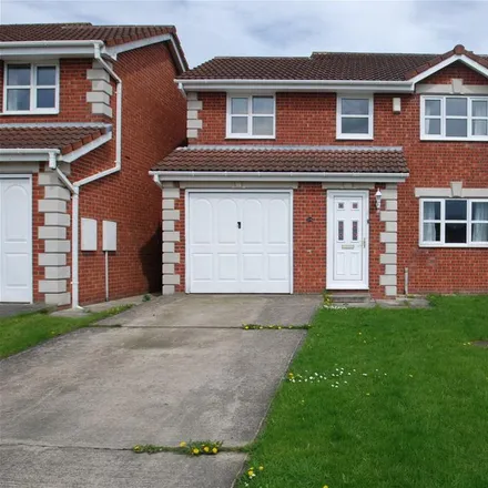 Rent this 4 bed house on Carron Drive in Mapplewell, S75 6GA