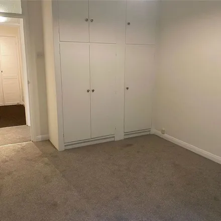 Image 3 - Heatherdale Road, Camberley, GU15 2LT, United Kingdom - Apartment for rent