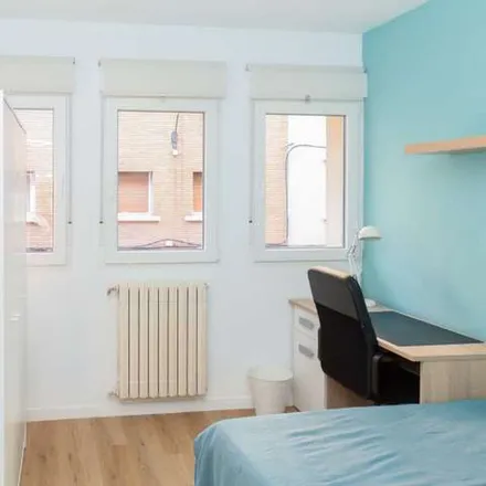 Rent this 4 bed apartment on Colegio La Purísima para niños sordos in Calle de Corona de Aragón, 54