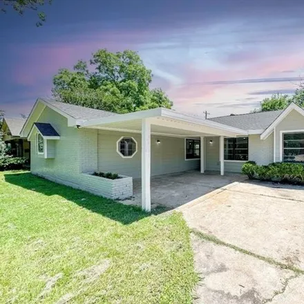 Buy this 4 bed house on 863 Luella Avenue in Deer Park, TX 77536
